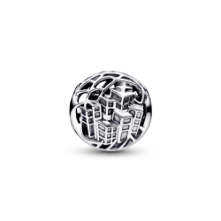 Charm Spiderman de Marvel elevándose por la ciudad